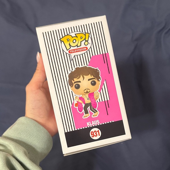 Funko Pop Klaus with Pink Boa - Picture 4 of 4